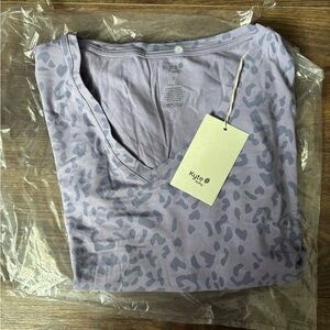 Kyte BABY Women’s Relaxed fit V neck - Taro Leopard